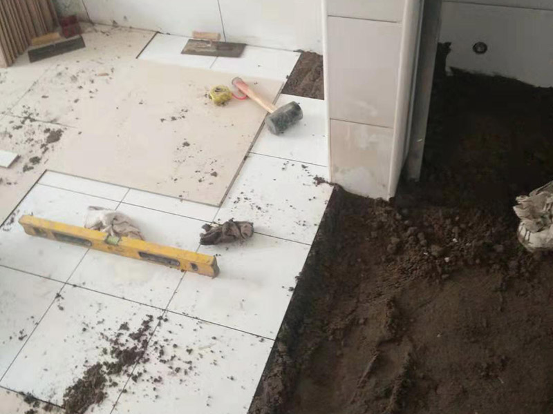 地磚空鼓維修：如果是墻面的邊角出現(xiàn)空鼓的情況，采用灌漿法進(jìn)行維修瓷磚四周縫隙鏟開(kāi)，然后用比較稀的水泥進(jìn)行灌注并且要邊灌邊敲擊瓷磚，這樣可以將水泥漿滲透，不易對(duì)瓷磚造成破壞。 瓷磚空鼓，但基層砂漿未脫落，可以用耐候膠進(jìn)行鋪貼。 瓷磚空鼓，瓷磚基層粘貼砂漿已松動(dòng)，這種情況就需要將這塊瓷磚刨下來(lái)重新用水泥砂漿進(jìn)行鋪設(shè)了。 鋪貼墻磚前對(duì)墻面進(jìn)行灑水潤(rùn)濕，并對(duì)釉面磚充分浸泡（30分鐘左右），鋪貼時(shí)用皮錘敲實(shí)可以避免空鼓的產(chǎn)生。