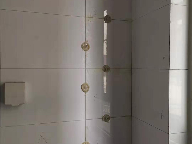 地磚空鼓維修：如果是墻面的邊角出現(xiàn)空鼓的情況，采用灌漿法進(jìn)行維修瓷磚四周縫隙鏟開(kāi)，然后用比較稀的水泥進(jìn)行灌注并且要邊灌邊敲擊瓷磚，這樣可以將水泥漿滲透，不易對(duì)瓷磚造成破壞。 瓷磚空鼓，但基層砂漿未脫落，可以用耐候膠進(jìn)行鋪貼。 瓷磚空鼓，瓷磚基層粘貼砂漿已松動(dòng)，這種情況就需要將這塊瓷磚刨下來(lái)重新用水泥砂漿進(jìn)行鋪設(shè)了。 鋪貼墻磚前對(duì)墻面進(jìn)行灑水潤(rùn)濕，并對(duì)釉面磚充分浸泡（30分鐘左右），鋪貼時(shí)用皮錘敲實(shí)可以避免空鼓的產(chǎn)生。