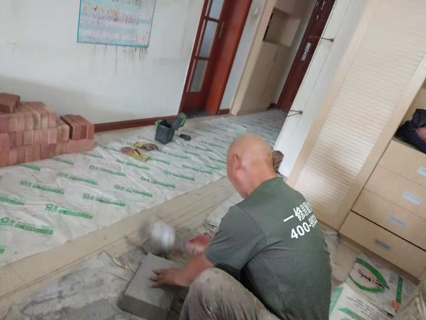 放線砌磚服務(wù)：砌墻宜采用一鏟灰、一塊磚、一擠揉的砌磚法。通常包括抄平、放線、擺磚樣、立皮數(shù)桿、掛準(zhǔn)線、鋪灰、砌磚等工序。如果是清水墻體，還要進(jìn)行勾縫。未成形的墻體上方，會(huì)吊著數(shù)根細(xì)線。這是用來保證墻面主縫垂直，不游丁走縫，當(dāng)砌完一步架高時(shí)，宜每隔2m水平間距，在丁磚立楞位置彈兩道垂直立線，可以分段控制游丁走縫。