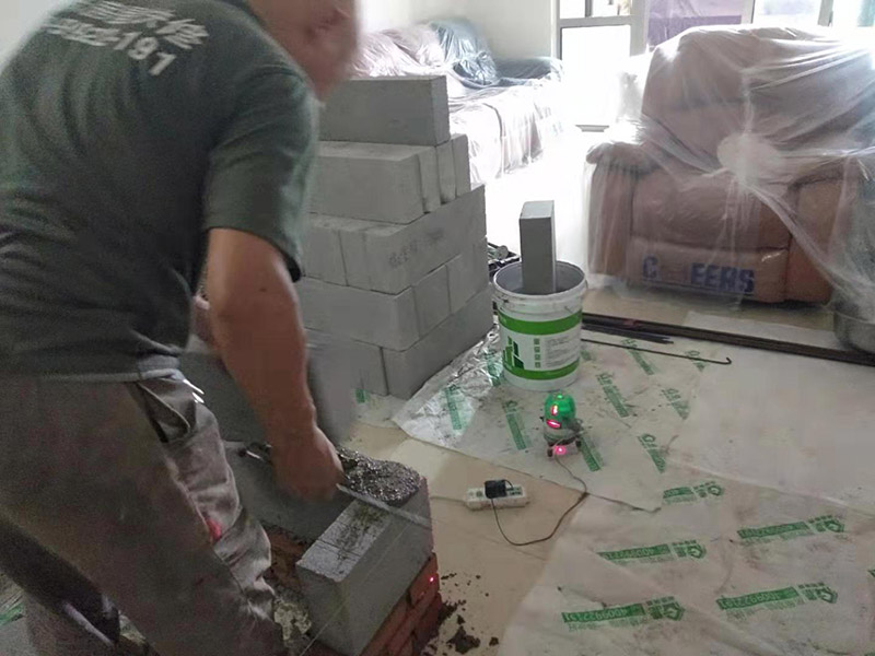 放線砌磚服務(wù)：砌墻宜采用一鏟灰、一塊磚、一擠揉的砌磚法。通常包括抄平、放線、擺磚樣、立皮數(shù)桿、掛準(zhǔn)線、鋪灰、砌磚等工序。如果是清水墻體，還要進(jìn)行勾縫。未成形的墻體上方，會(huì)吊著數(shù)根細(xì)線。這是用來保證墻面主縫垂直，不游丁走縫，當(dāng)砌完一步架高時(shí)，宜每隔2m水平間距，在丁磚立楞位置彈兩道垂直立線，可以分段控制游丁走縫。