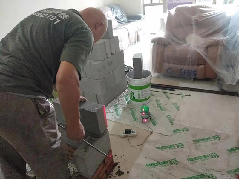 放線砌磚服務(wù)：砌墻宜采用一鏟灰、一塊磚、一擠揉的砌磚法。通常包括抄平、放線、擺磚樣、立皮數(shù)桿、掛準(zhǔn)線、鋪灰、砌磚等工序。如果是清水墻體，還要進(jìn)行勾縫。未成形的墻體上方，會(huì)吊著數(shù)根細(xì)線。這是用來保證墻面主縫垂直，不游丁走縫，當(dāng)砌完一步架高時(shí)，宜每隔2m水平間距，在丁磚立楞位置彈兩道垂直立線，可以分段控制游丁走縫。