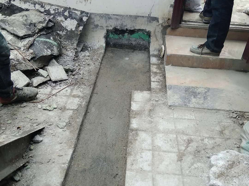 露臺花臺防水施工：是建議在干燥的地方施工，基面越干燥，產(chǎn)品才能滲透越深，如果基面里面都是水分，密度大，材料無法很好的滲透進(jìn)去。關(guān)于防水堵漏的原理，水的漏水源頭沒有堵住，水只會一直往墻體滲透，長期存在墻體內(nèi)部，當(dāng)水份達(dá)到一定程度會從墻體其他地方滲漏出來。并無法解決根本的問題，只有在屋頂或者外墻外面噴防水劑，讓水無法滲透進(jìn)墻體直接流走才能徹底解決問題。