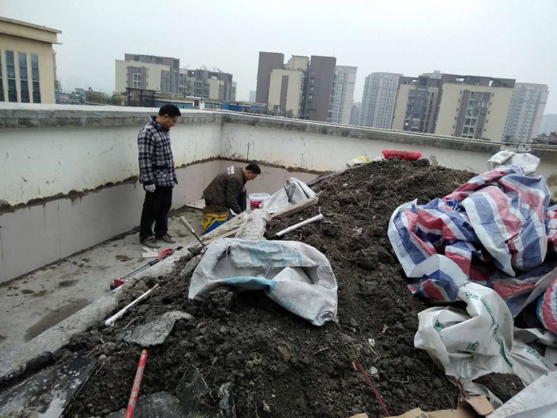 露臺花臺防水施工：是建議在干燥的地方施工，基面越干燥，產(chǎn)品才能滲透越深，如果基面里面都是水分，密度大，材料無法很好的滲透進(jìn)去。關(guān)于防水堵漏的原理，水的漏水源頭沒有堵住，水只會一直往墻體滲透，長期存在墻體內(nèi)部，當(dāng)水份達(dá)到一定程度會從墻體其他地方滲漏出來。并無法解決根本的問題，只有在屋頂或者外墻外面噴防水劑，讓水無法滲透進(jìn)墻體直接流走才能徹底解決問題。