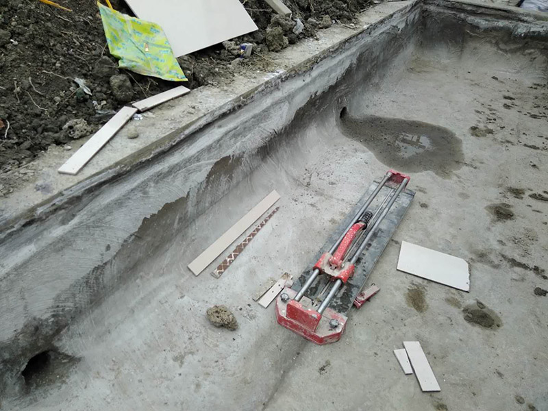 露臺花臺防水施工：是建議在干燥的地方施工，基面越干燥，產(chǎn)品才能滲透越深，如果基面里面都是水分，密度大，材料無法很好的滲透進(jìn)去。關(guān)于防水堵漏的原理，水的漏水源頭沒有堵住，水只會一直往墻體滲透，長期存在墻體內(nèi)部，當(dāng)水份達(dá)到一定程度會從墻體其他地方滲漏出來。并無法解決根本的問題，只有在屋頂或者外墻外面噴防水劑，讓水無法滲透進(jìn)墻體直接流走才能徹底解決問題。