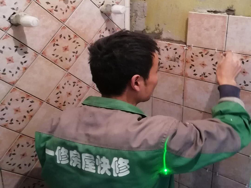 衛(wèi)生間花磚鋪貼：將水泥與少量建筑膠混合拌勻，做成粘貼劑。把粘貼劑用鏟刀鏟到地面刮平后將瓷磚鋪上，再用鏟刀壓實，這樣自上而下或自左而右的一排排粘貼即可。全部鋪完后，用白水泥漿美縫，把瓷磚間的間隙填實，這樣就完成了