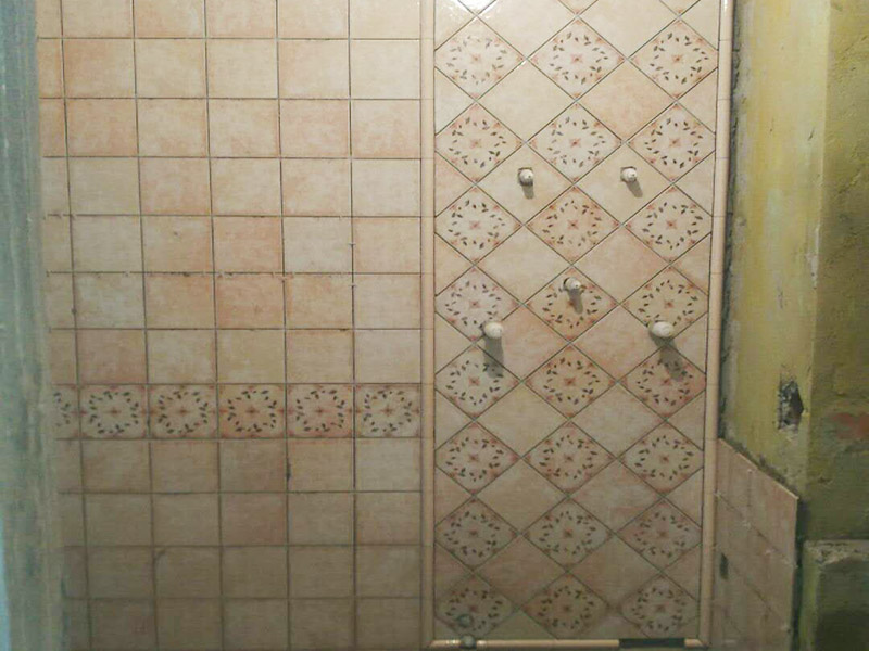 衛(wèi)生間花磚鋪貼：將水泥與少量建筑膠混合拌勻，做成粘貼劑。把粘貼劑用鏟刀鏟到地面刮平后將瓷磚鋪上，再用鏟刀壓實，這樣自上而下或自左而右的一排排粘貼即可。全部鋪完后，用白水泥漿美縫，把瓷磚間的間隙填實，這樣就完成了