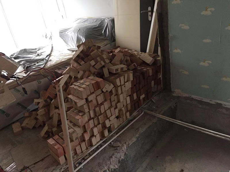 房屋砌墻施工：1、選磚：砌磚前應(yīng)選擇棱角整齊、無(wú)彎曲裂紋、顏色均勻、規(guī)格基本一致的磚。 2、盤角：砌筑磚砌體前應(yīng)先進(jìn)行盤角，每次盤角高度應(yīng)以3-5層磚為宜，盤角要及時(shí)、準(zhǔn)確地用吊線及靠尺檢查。若有偏差應(yīng)隨時(shí)修整。盤角應(yīng)嚴(yán)格對(duì)照底盤線、皮數(shù)桿的豎向標(biāo)高，水平灰縫要均勻一致。盤角應(yīng)堅(jiān)持及時(shí)檢查和修整，保持新盤角的平整和垂直必須完全符合驗(yàn)評(píng)標(biāo)準(zhǔn)規(guī)定的允許偏差值，方可掛線砌磚。 3、掛線：砌筑一磚半及其以上厚墻體時(shí)，應(yīng)及時(shí)雙面掛線進(jìn)行砌筑。砌一磚厚清水墻與混水墻體的時(shí)候。應(yīng)掛外手線進(jìn)行砌筑。 4、構(gòu)造柱馬牙搓設(shè)置：砌體留置馬牙搓要求先退后進(jìn)，應(yīng)于每層往腳開(kāi)始先退五皮磚、后挑出五皮磚做馬牙搓，搓寬為60mm，搓高為300mm，以保證柱腳為大斷面。 5、砌磚：磚砌體的砌筑，應(yīng)上下錯(cuò)縫，內(nèi)外搭砌。砌筑時(shí)上口拉線采用一鏟灰、一塊磚、一擠揉的&ldquo;三、一&rdquo;砌磚法進(jìn)行作業(yè)。砌筑時(shí)，首先應(yīng)將灰打勻打平，磚要放平，壘砌時(shí)一定要跟線，左、右相鄰要對(duì)平。