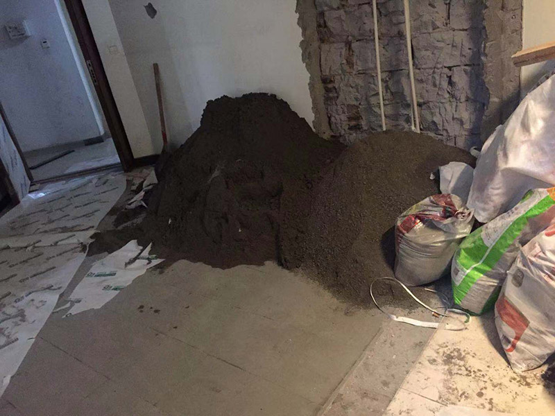 房屋砌墻施工：1、選磚：砌磚前應(yīng)選擇棱角整齊、無(wú)彎曲裂紋、顏色均勻、規(guī)格基本一致的磚。 2、盤角：砌筑磚砌體前應(yīng)先進(jìn)行盤角，每次盤角高度應(yīng)以3-5層磚為宜，盤角要及時(shí)、準(zhǔn)確地用吊線及靠尺檢查。若有偏差應(yīng)隨時(shí)修整。盤角應(yīng)嚴(yán)格對(duì)照底盤線、皮數(shù)桿的豎向標(biāo)高，水平灰縫要均勻一致。盤角應(yīng)堅(jiān)持及時(shí)檢查和修整，保持新盤角的平整和垂直必須完全符合驗(yàn)評(píng)標(biāo)準(zhǔn)規(guī)定的允許偏差值，方可掛線砌磚。 3、掛線：砌筑一磚半及其以上厚墻體時(shí)，應(yīng)及時(shí)雙面掛線進(jìn)行砌筑。砌一磚厚清水墻與混水墻體的時(shí)候。應(yīng)掛外手線進(jìn)行砌筑。 4、構(gòu)造柱馬牙搓設(shè)置：砌體留置馬牙搓要求先退后進(jìn)，應(yīng)于每層往腳開(kāi)始先退五皮磚、后挑出五皮磚做馬牙搓，搓寬為60mm，搓高為300mm，以保證柱腳為大斷面。 5、砌磚：磚砌體的砌筑，應(yīng)上下錯(cuò)縫，內(nèi)外搭砌。砌筑時(shí)上口拉線采用一鏟灰、一塊磚、一擠揉的&ldquo;三、一&rdquo;砌磚法進(jìn)行作業(yè)。砌筑時(shí)，首先應(yīng)將灰打勻打平，磚要放平，壘砌時(shí)一定要跟線，左、右相鄰要對(duì)平。