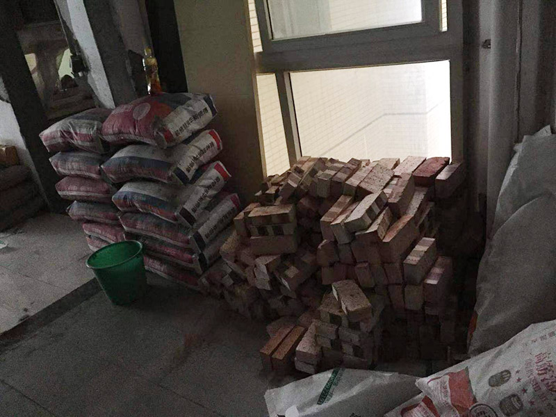 房屋砌墻施工：1、選磚：砌磚前應(yīng)選擇棱角整齊、無(wú)彎曲裂紋、顏色均勻、規(guī)格基本一致的磚。 2、盤角：砌筑磚砌體前應(yīng)先進(jìn)行盤角，每次盤角高度應(yīng)以3-5層磚為宜，盤角要及時(shí)、準(zhǔn)確地用吊線及靠尺檢查。若有偏差應(yīng)隨時(shí)修整。盤角應(yīng)嚴(yán)格對(duì)照底盤線、皮數(shù)桿的豎向標(biāo)高，水平灰縫要均勻一致。盤角應(yīng)堅(jiān)持及時(shí)檢查和修整，保持新盤角的平整和垂直必須完全符合驗(yàn)評(píng)標(biāo)準(zhǔn)規(guī)定的允許偏差值，方可掛線砌磚。 3、掛線：砌筑一磚半及其以上厚墻體時(shí)，應(yīng)及時(shí)雙面掛線進(jìn)行砌筑。砌一磚厚清水墻與混水墻體的時(shí)候。應(yīng)掛外手線進(jìn)行砌筑。 4、構(gòu)造柱馬牙搓設(shè)置：砌體留置馬牙搓要求先退后進(jìn)，應(yīng)于每層往腳開(kāi)始先退五皮磚、后挑出五皮磚做馬牙搓，搓寬為60mm，搓高為300mm，以保證柱腳為大斷面。 5、砌磚：磚砌體的砌筑，應(yīng)上下錯(cuò)縫，內(nèi)外搭砌。砌筑時(shí)上口拉線采用一鏟灰、一塊磚、一擠揉的&ldquo;三、一&rdquo;砌磚法進(jìn)行作業(yè)。砌筑時(shí)，首先應(yīng)將灰打勻打平，磚要放平，壘砌時(shí)一定要跟線，左、右相鄰要對(duì)平。