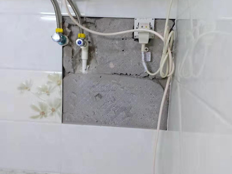 墻面瓷磚修補(bǔ)：1、若砂漿bai未松動(dòng)，僅是瓷磚脫落，du可將瓷磚背面和四周粘附的砂漿刮凈zhi后，在107膠中摻入少許水泥成糊狀，在dao瓷磚背面均勻地涂上薄薄的一層，稍后壓緊瓷磚即可粘牢。 2、若砂漿連同瓷磚一同掉落，先在原基礎(chǔ)面上輕輕鑿些毛坑后，用拌有107膠的砂漿重新鑲貼，或用水泥、E－44環(huán)氧樹脂、丙酮、乙二胺(化工商店有售)按5：3：2：1的比例拌勻后，用毛刷在基礎(chǔ)面上刷一層，然后將脫落的瓷磚壓上去，直至砂漿硬化。