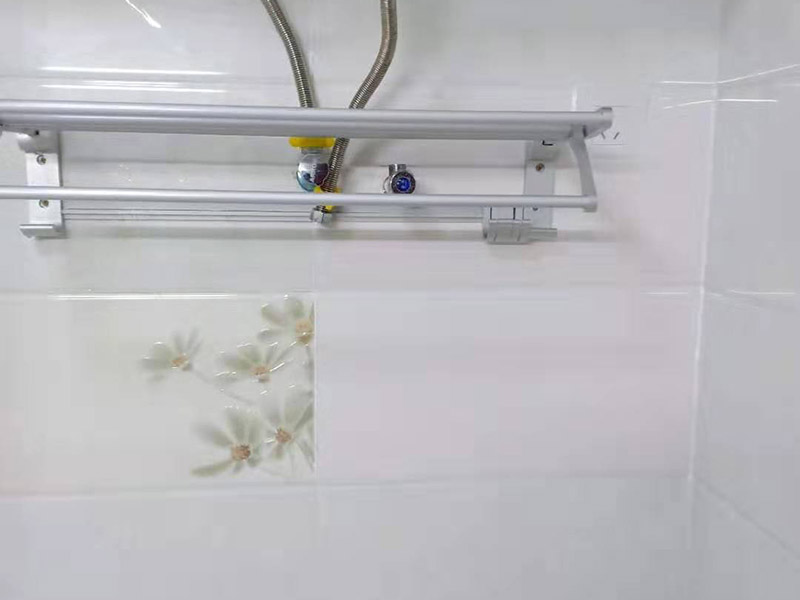 墻面瓷磚修補(bǔ)：1、若砂漿bai未松動(dòng)，僅是瓷磚脫落，du可將瓷磚背面和四周粘附的砂漿刮凈zhi后，在107膠中摻入少許水泥成糊狀，在dao瓷磚背面均勻地涂上薄薄的一層，稍后壓緊瓷磚即可粘牢。 2、若砂漿連同瓷磚一同掉落，先在原基礎(chǔ)面上輕輕鑿些毛坑后，用拌有107膠的砂漿重新鑲貼，或用水泥、E－44環(huán)氧樹脂、丙酮、乙二胺(化工商店有售)按5：3：2：1的比例拌勻后，用毛刷在基礎(chǔ)面上刷一層，然后將脫落的瓷磚壓上去，直至砂漿硬化。