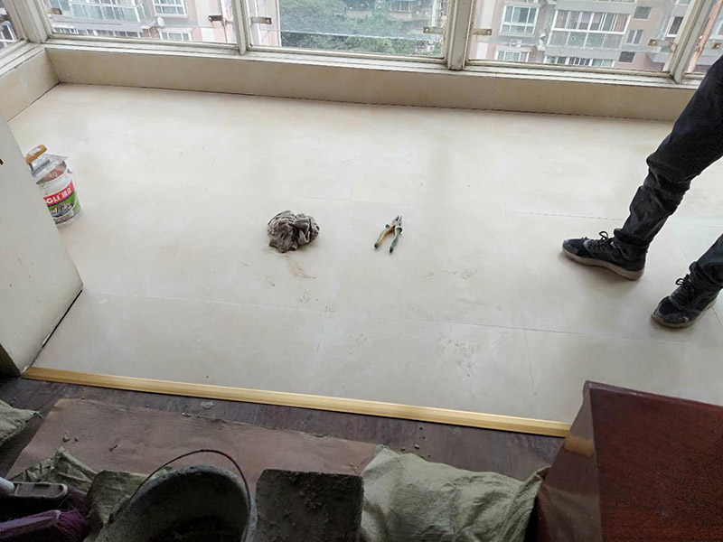 客廳瓷磚安裝： 1:瓷磚黏著劑這也叫干貼法,是一種新式的鋪裝輔料。和以往砂漿水泥濕貼不一樣的是,瓷磚不需預(yù)先浸水,基面不需打濕,只需地上平坦,其它條件較好就行。這種貼法瓷磚黏著度較高,比傳統(tǒng)的砂漿水泥作用要好,比照格外適用作業(yè)面小、環(huán)境較好的中小戶型家庭裝飾。 2:多彩填縫劑這個不是通常五顏六色水泥,通常用于留縫鋪裝的地上或墻面。其特色是顏色的固著力強、耐壓耐磨、不堿化、不縮短、不粉化。它的呈現(xiàn)改變了瓷磚縫隙水掉落黏著不牢的缺點,并且使縫隙的顏色和瓷磚般配顯得共同協(xié)調(diào),相輔相成。