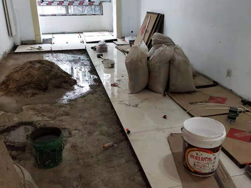 客廳瓷磚安裝： 1:瓷磚黏著劑這也叫干貼法,是一種新式的鋪裝輔料。和以往砂漿水泥濕貼不一樣的是,瓷磚不需預(yù)先浸水,基面不需打濕,只需地上平坦,其它條件較好就行。這種貼法瓷磚黏著度較高,比傳統(tǒng)的砂漿水泥作用要好,比照格外適用作業(yè)面小、環(huán)境較好的中小戶型家庭裝飾。 2:多彩填縫劑這個不是通常五顏六色水泥,通常用于留縫鋪裝的地上或墻面。其特色是顏色的固著力強、耐壓耐磨、不堿化、不縮短、不粉化。它的呈現(xiàn)改變了瓷磚縫隙水掉落黏著不牢的缺點,并且使縫隙的顏色和瓷磚般配顯得共同協(xié)調(diào),相輔相成。