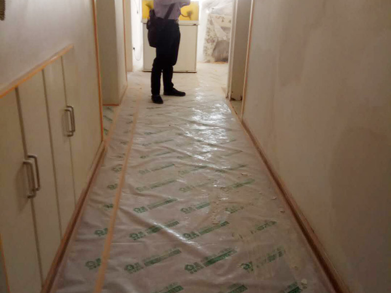 客廳瓷磚安裝： 1:瓷磚黏著劑這也叫干貼法,是一種新式的鋪裝輔料。和以往砂漿水泥濕貼不一樣的是,瓷磚不需預(yù)先浸水,基面不需打濕,只需地上平坦,其它條件較好就行。這種貼法瓷磚黏著度較高,比傳統(tǒng)的砂漿水泥作用要好,比照格外適用作業(yè)面小、環(huán)境較好的中小戶型家庭裝飾。 2:多彩填縫劑這個不是通常五顏六色水泥,通常用于留縫鋪裝的地上或墻面。其特色是顏色的固著力強、耐壓耐磨、不堿化、不縮短、不粉化。它的呈現(xiàn)改變了瓷磚縫隙水掉落黏著不牢的缺點,并且使縫隙的顏色和瓷磚般配顯得共同協(xié)調(diào),相輔相成。