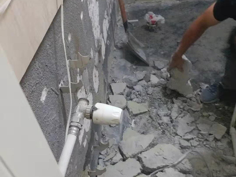 墻磚拆除建渣清運(yùn)：建筑垃圾最終處置以回填為主。除少數(shù)幾個(gè)城市外，大部分城市沒有專門的建筑垃圾填埋場(chǎng)。絕大部分建筑垃圾未經(jīng)任何處理，直接運(yùn)往郊外或鄉(xiāng)村，采用露天堆放或填埋的方式進(jìn)行處理，這種簡(jiǎn)易堆填耗用大量的土地資源，有極大的安全風(fēng)險(xiǎn)。此外，建筑垃圾運(yùn)輸、堆放過程中產(chǎn)生的空氣粉塵、污水污染等問題又造成了較嚴(yán)重的環(huán)境污染。對(duì)建筑垃圾進(jìn)行技術(shù)處理可產(chǎn)生新的材料，但國(guó)內(nèi)建筑垃圾資源化利用的案例較少、資源化利用方法不多。