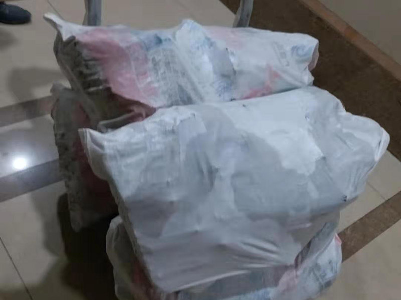 墻磚拆除建渣清運(yùn)：建筑垃圾最終處置以回填為主。除少數(shù)幾個(gè)城市外，大部分城市沒有專門的建筑垃圾填埋場(chǎng)。絕大部分建筑垃圾未經(jīng)任何處理，直接運(yùn)往郊外或鄉(xiāng)村，采用露天堆放或填埋的方式進(jìn)行處理，這種簡(jiǎn)易堆填耗用大量的土地資源，有極大的安全風(fēng)險(xiǎn)。此外，建筑垃圾運(yùn)輸、堆放過程中產(chǎn)生的空氣粉塵、污水污染等問題又造成了較嚴(yán)重的環(huán)境污染。對(duì)建筑垃圾進(jìn)行技術(shù)處理可產(chǎn)生新的材料，但國(guó)內(nèi)建筑垃圾資源化利用的案例較少、資源化利用方法不多。