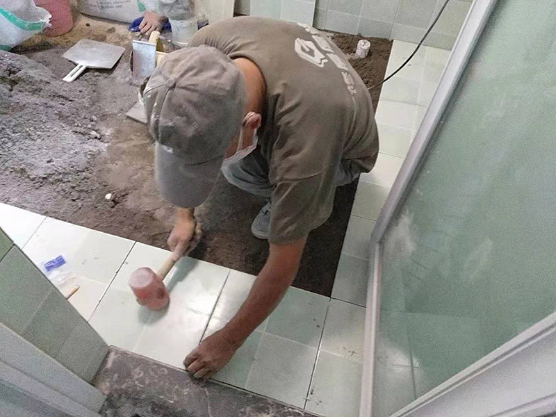 衛(wèi)生間漏水應(yīng)該找哪家?jiàn)涞拙S修公司解決，婁底衛(wèi)生間防水多少錢(qián)一平方