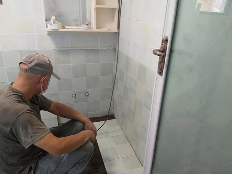 廁所地面貼瓷磚：首先將選購好的瓷磚清潔干凈，并du在水中浸泡2個(gè)小時(shí)以上，瓷磚的浸泡是為了能讓瓷磚充分的吸收水分，避免在鋪貼完成之后吸取材料中的水分，而影響瓷磚與地面的粘貼度，造成起空鼓、脫落等現(xiàn)象，開始鋪貼瓷磚之前需要從水中取出并將便面的水分擦去，以便鋪貼。 設(shè)置輔助線在開始瓷磚進(jìn)行鋪貼之前，需先在墻面上吊垂線，吊垂線是用來確定瓷磚與墻面的尺寸，再設(shè)置水平線，這樣能夠保證瓷磚鋪貼過程中保持橫平豎直的平整度。 順序鋪貼通常地磚的鋪貼都是由門窗邊或者陽臺(tái)開始的，保證從上到下，由左及右的順序行進(jìn)，先用水潤曾找平層，再用鏟子將水泥抹在瓷磚的背面，再將瓷磚貼在地面，再用橡膠錘輕輕敲擊瓷磚，使水泥充滿墻面與瓷磚之間的空隙。