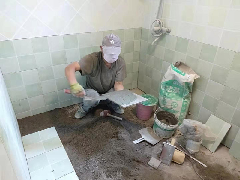 廁所地面貼瓷磚：首先將選購好的瓷磚清潔干凈，并du在水中浸泡2個(gè)小時(shí)以上，瓷磚的浸泡是為了能讓瓷磚充分的吸收水分，避免在鋪貼完成之后吸取材料中的水分，而影響瓷磚與地面的粘貼度，造成起空鼓、脫落等現(xiàn)象，開始鋪貼瓷磚之前需要從水中取出并將便面的水分擦去，以便鋪貼。 設(shè)置輔助線在開始瓷磚進(jìn)行鋪貼之前，需先在墻面上吊垂線，吊垂線是用來確定瓷磚與墻面的尺寸，再設(shè)置水平線，這樣能夠保證瓷磚鋪貼過程中保持橫平豎直的平整度。 順序鋪貼通常地磚的鋪貼都是由門窗邊或者陽臺(tái)開始的，保證從上到下，由左及右的順序行進(jìn)，先用水潤曾找平層，再用鏟子將水泥抹在瓷磚的背面，再將瓷磚貼在地面，再用橡膠錘輕輕敲擊瓷磚，使水泥充滿墻面與瓷磚之間的空隙。