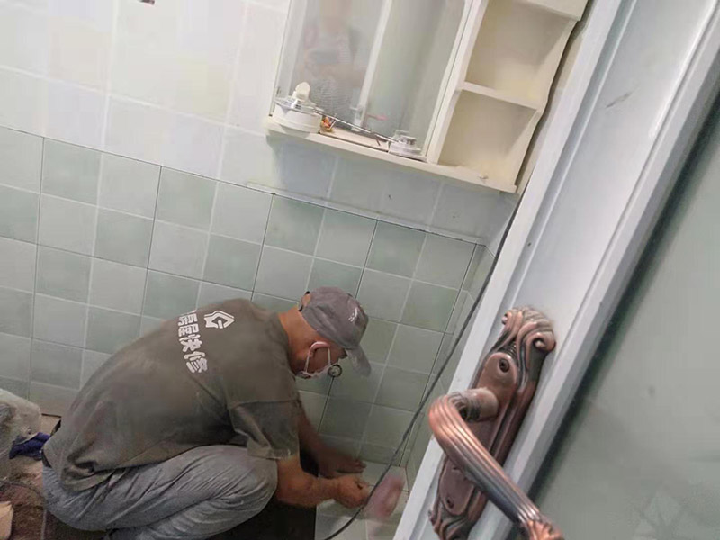 廁所地面貼瓷磚：首先將選購好的瓷磚清潔干凈，并du在水中浸泡2個(gè)小時(shí)以上，瓷磚的浸泡是為了能讓瓷磚充分的吸收水分，避免在鋪貼完成之后吸取材料中的水分，而影響瓷磚與地面的粘貼度，造成起空鼓、脫落等現(xiàn)象，開始鋪貼瓷磚之前需要從水中取出并將便面的水分擦去，以便鋪貼。 設(shè)置輔助線在開始瓷磚進(jìn)行鋪貼之前，需先在墻面上吊垂線，吊垂線是用來確定瓷磚與墻面的尺寸，再設(shè)置水平線，這樣能夠保證瓷磚鋪貼過程中保持橫平豎直的平整度。 順序鋪貼通常地磚的鋪貼都是由門窗邊或者陽臺(tái)開始的，保證從上到下，由左及右的順序行進(jìn)，先用水潤曾找平層，再用鏟子將水泥抹在瓷磚的背面，再將瓷磚貼在地面，再用橡膠錘輕輕敲擊瓷磚，使水泥充滿墻面與瓷磚之間的空隙。