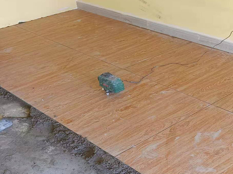 臥室地面瓷磚裝修：將砂土平整好，上面才好放瓷磚，注意一邊平整一邊將小的硬塊去掉，結(jié)合層材料應(yīng)當(dāng)勻?qū)?，穩(wěn)固。結(jié)合層厚度宜取20-35mm；結(jié)合層與瓷磚應(yīng)分段同時(shí)鋪砌，鋪砌時(shí)宜采用水泥漿或干鋪泥灑水作粘結(jié)。用橡皮錘將瓷磚輕輕敲緊定位，切忌用大力，如果結(jié)合層不平應(yīng)拿掉瓷磚重新抹平。現(xiàn)在看瓷磚之間有沒有板塊不嚴(yán)，板塊厚薄不一，尺寸誤差大的問題，否則鋪設(shè)出來影響美觀。給瓷磚背面上水泥，上水泥前要盡量清除瓷磚表面的浮土，這樣才不會(huì)影響水泥的黏結(jié)能力。