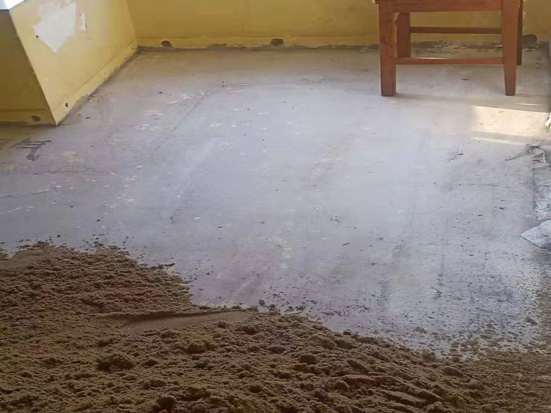 臥室地面瓷磚裝修：將砂土平整好，上面才好放瓷磚，注意一邊平整一邊將小的硬塊去掉，結(jié)合層材料應(yīng)當(dāng)勻?qū)?，穩(wěn)固。結(jié)合層厚度宜取20-35mm；結(jié)合層與瓷磚應(yīng)分段同時(shí)鋪砌，鋪砌時(shí)宜采用水泥漿或干鋪泥灑水作粘結(jié)。用橡皮錘將瓷磚輕輕敲緊定位，切忌用大力，如果結(jié)合層不平應(yīng)拿掉瓷磚重新抹平?，F(xiàn)在看瓷磚之間有沒有板塊不嚴(yán)，板塊厚薄不一，尺寸誤差大的問題，否則鋪設(shè)出來影響美觀。給瓷磚背面上水泥，上水泥前要盡量清除瓷磚表面的浮土，這樣才不會(huì)影響水泥的黏結(jié)能力。