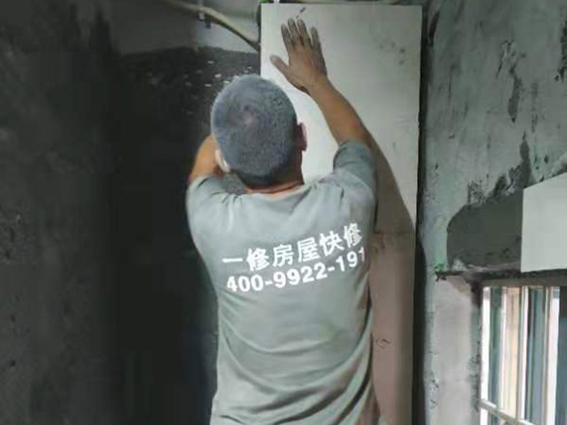 局部貼墻磚：基層處理：保持墻面的平滑，踢平表面凹凸不平的位置或用1:3比例的水泥漿抹平，用鐵絲擦掉殘留的灰塵、油漬、砂漿等。 找標(biāo)高、彈線：根據(jù)水平控制線和設(shè)計(jì)圖紙劃出標(biāo)高，再拋出十字線并保持墻面一線和地面一線垂直。 貼磚：貼磚選用1：3比例的干硬性水泥砂漿，砂漿厚度2cm左右。鋪貼前將墻磚背面濕潤(rùn)，正面保持干燥。把墻磚輕輕地放在水泥砂漿上，用手錘輕敲瓷磚表面直至緊密平整即可。 勾縫、擦縫：在貼完磚24小時(shí)后進(jìn)行勾縫工作，采用同一品種的水泥漿或?qū)Ｓ锰羁p劑進(jìn)行空隙填補(bǔ)，使墻磚最終緊密嚴(yán)實(shí)，最后再擦凈多余的水泥或填縫劑。