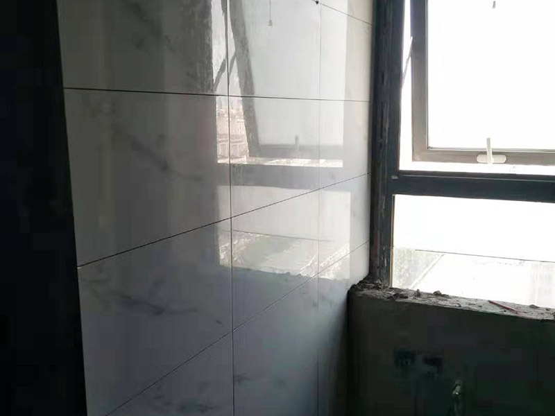 墻面貼磚施工：工藝流程 &nbsp;清理墻面bai&mdash;&mdash;澆水濕潤墻&mdash;&mdash;面找du規(guī)矩&mdash;&mdash;zhi底層抹灰&mdash;&mdash;排磚、分格dao、彈線&mdash;&mdash;鑲貼面磚&mdash;&mdash;清掃面層&mdash;&mdash;勾縫&mdash;&mdash;清洗墻面 清理墻、柱面，應(yīng)將浮灰及殘余砂漿沖洗干凈，再充分澆水濕潤。&nbsp; 柱與墻面的陰陽角轉(zhuǎn)角處，均需拉垂直線并進行兜方。陽角要雙面拉垂直線，門窗上下口拉水平通線。 &nbsp; 根據(jù)掛線情況和面磚規(guī)格尺寸排列要求，打底子灰，底子灰分兩次施工。水泥砂漿采用砂漿機攪拌，配比必須準確。 &nbsp;鑲貼面磚前一天，將面磚放入水桶中浸泡，使用前1－2小時取出，晾去表面水，抹凈表面浮灰待用。 &nbsp; 面磚鑲貼順序為自上而下，按建筑分層為界，完成一層再做一層。粘貼第一層面磚時需用直尺在面磚底部托平，保持頭角齊直，條縫平直，貼完第一層后用直尺檢查一遍平整度。貼第二層面磚時應(yīng)將第一層面磚上的灰漿刮平，放下一層面磚，對好縱橫縫，對齊垂直度后鋪貼，操作方法如上。 &nbsp; 勾縫需待一個層次的面磚鑲貼完畢后進行。應(yīng)使用特制熘子進行勾縫，以保證磚縫深淺一致、表面平整。磚縫必須抹壓密實，以防縫隙內(nèi)浸水。 &nbsp; 鑲貼面磚完工后，隨即清理面磚表面，做好成品保護。