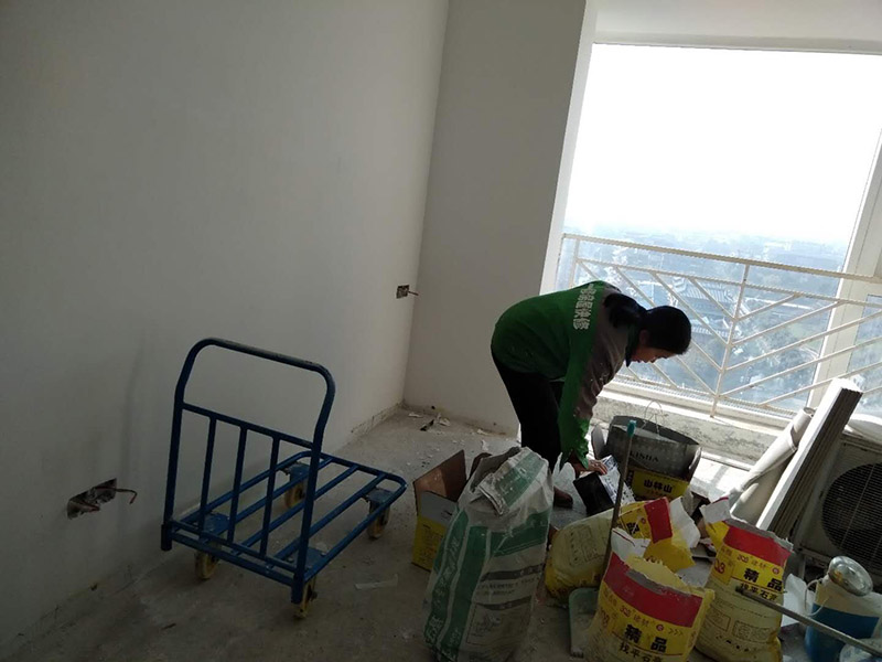 衛(wèi)生間貼磚施工：衛(wèi)生間墻磚的規(guī)格一定要與鋪貼面積協(xié)調(diào)衛(wèi)生間墻磚的規(guī)格不宜過大,規(guī)格過大的墻磚會給人一種不協(xié)調(diào)的感覺,而小尺寸的墻磚裝飾效果則更好,在一定程度上可以增加衛(wèi)生間的空間感。在進行衛(wèi)生間墻磚鋪貼之前一定要做好排磚方案鋪貼前一定要做排磚方案,盡量不要出現(xiàn)小于墻磚三分之一的窄列。確須切割,瓷磚經(jīng)過切割后以剩下大于三分之二的為宜。3、了解水電布線走向在鋪貼之前一定要記住墻面水管電線的走向,最好將電路、水路的走線圖保存好。而且一定要進行一次閉水、閉電實驗,以免出現(xiàn)漏水、漏電的情況。