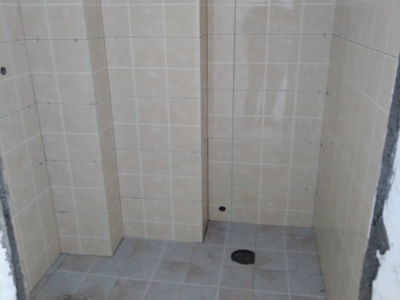 衛(wèi)生間貼磚施工：衛(wèi)生間墻磚的規(guī)格一定要與鋪貼面積協(xié)調(diào)衛(wèi)生間墻磚的規(guī)格不宜過大,規(guī)格過大的墻磚會給人一種不協(xié)調(diào)的感覺,而小尺寸的墻磚裝飾效果則更好,在一定程度上可以增加衛(wèi)生間的空間感。在進行衛(wèi)生間墻磚鋪貼之前一定要做好排磚方案鋪貼前一定要做排磚方案,盡量不要出現(xiàn)小于墻磚三分之一的窄列。確須切割,瓷磚經(jīng)過切割后以剩下大于三分之二的為宜。3、了解水電布線走向在鋪貼之前一定要記住墻面水管電線的走向,最好將電路、水路的走線圖保存好。而且一定要進行一次閉水、閉電實驗,以免出現(xiàn)漏水、漏電的情況。