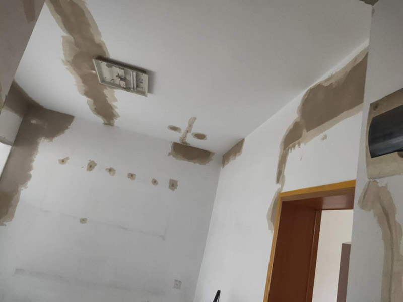 全屋墻面改造:通常要鏟除舊房子的原漆面，先用水噴濕其表層，再用電刨機或泥刀鏟除其表層漆面，表面已有嚴(yán)重漆面脫落，批燙層呈粉沙化的，應(yīng)鏟除漆層和整個批燙，直至見到水泥批燙或磚層；然后用膩子找平，打磨平整光滑，再刷乳膠漆。用石膏線在上部與頂面交接處做陰角，用踢腳線在下部與地面交接處收口。進行墻面平整處理后，墻面涂刷底漆的作用是抗堿防潮、封固基材、保護面漆，提高面漆的質(zhì)感和遮蓋力。