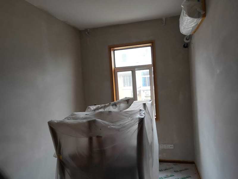 全屋墻面改造:通常要鏟除舊房子的原漆面，先用水噴濕其表層，再用電刨機或泥刀鏟除其表層漆面，表面已有嚴(yán)重漆面脫落，批燙層呈粉沙化的，應(yīng)鏟除漆層和整個批燙，直至見到水泥批燙或磚層；然后用膩子找平，打磨平整光滑，再刷乳膠漆。用石膏線在上部與頂面交接處做陰角，用踢腳線在下部與地面交接處收口。進行墻面平整處理后，墻面涂刷底漆的作用是抗堿防潮、封固基材、保護面漆，提高面漆的質(zhì)感和遮蓋力。