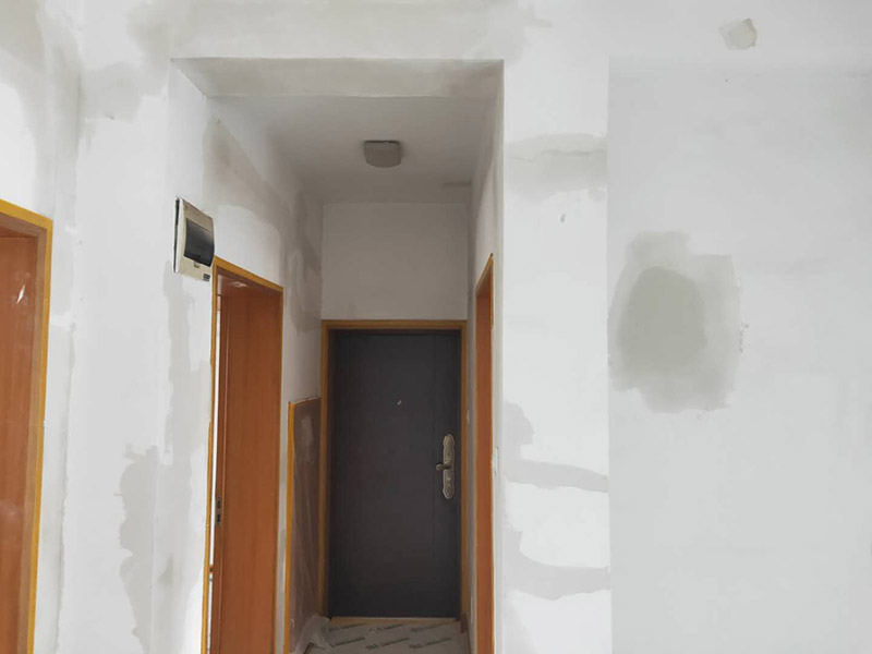 全屋墻面改造:通常要鏟除舊房子的原漆面，先用水噴濕其表層，再用電刨機或泥刀鏟除其表層漆面，表面已有嚴(yán)重漆面脫落，批燙層呈粉沙化的，應(yīng)鏟除漆層和整個批燙，直至見到水泥批燙或磚層；然后用膩子找平，打磨平整光滑，再刷乳膠漆。用石膏線在上部與頂面交接處做陰角，用踢腳線在下部與地面交接處收口。進行墻面平整處理后，墻面涂刷底漆的作用是抗堿防潮、封固基材、保護面漆，提高面漆的質(zhì)感和遮蓋力。