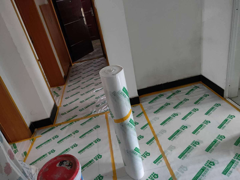 墻面翻新成品保護(hù)：各種裝修物料的進(jìn)場以及各種建筑裝修垃圾的清理，都會經(jīng)過入戶門，這些物品在搬運(yùn)的過程中，難免會和入戶門發(fā)生磕碰，造成入戶門的磕碰劃傷，所以，第一個需要做好成品保護(hù)的地方就是入戶門。地面瓷磚鋪貼完后，用成品保護(hù)膜覆蓋磚面，既可以防止裝修時的沙子磨傷地面，同時也能有效地防止油漆涂料等有色液體滴落磚面，造成地面污染。在進(jìn)行木門、櫥柜、家具等的相關(guān)的安裝或組裝的過程中，成品保護(hù)主要體現(xiàn)在兩個方面：一是原有的墻面、地面裝飾的保護(hù)，盡量避免因為這些安裝工程對已裝的部分造成破壞；二是安裝的物品本身的保護(hù)，注意不要在安裝過程中造成磕碰、劃傷等損傷。