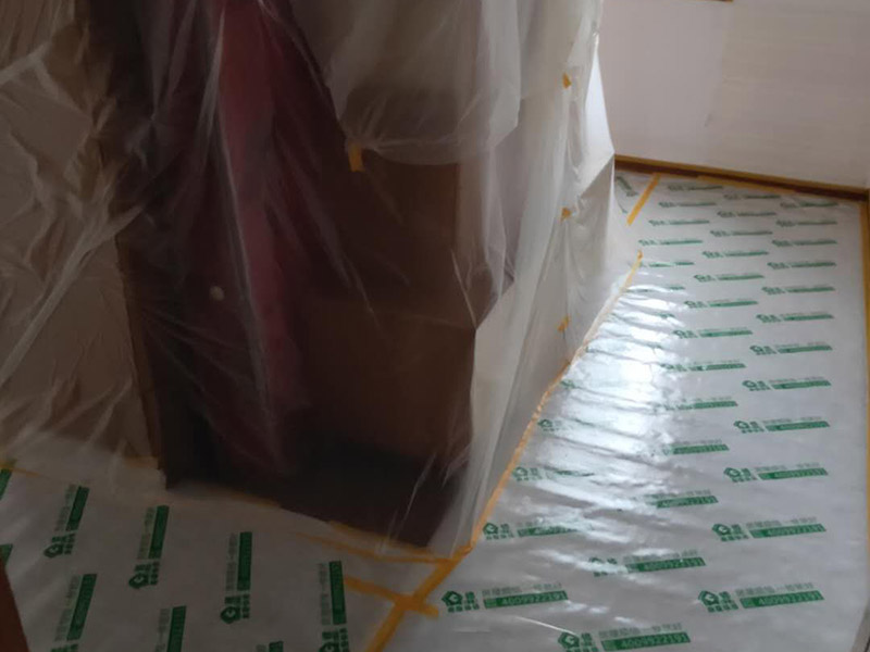 墻面翻新成品保護(hù)：各種裝修物料的進(jìn)場以及各種建筑裝修垃圾的清理，都會經(jīng)過入戶門，這些物品在搬運(yùn)的過程中，難免會和入戶門發(fā)生磕碰，造成入戶門的磕碰劃傷，所以，第一個需要做好成品保護(hù)的地方就是入戶門。地面瓷磚鋪貼完后，用成品保護(hù)膜覆蓋磚面，既可以防止裝修時的沙子磨傷地面，同時也能有效地防止油漆涂料等有色液體滴落磚面，造成地面污染。在進(jìn)行木門、櫥柜、家具等的相關(guān)的安裝或組裝的過程中，成品保護(hù)主要體現(xiàn)在兩個方面：一是原有的墻面、地面裝飾的保護(hù)，盡量避免因為這些安裝工程對已裝的部分造成破壞；二是安裝的物品本身的保護(hù)，注意不要在安裝過程中造成磕碰、劃傷等損傷。