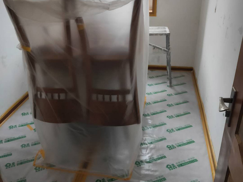 墻面翻新成品保護(hù)：各種裝修物料的進(jìn)場以及各種建筑裝修垃圾的清理，都會經(jīng)過入戶門，這些物品在搬運(yùn)的過程中，難免會和入戶門發(fā)生磕碰，造成入戶門的磕碰劃傷，所以，第一個需要做好成品保護(hù)的地方就是入戶門。地面瓷磚鋪貼完后，用成品保護(hù)膜覆蓋磚面，既可以防止裝修時的沙子磨傷地面，同時也能有效地防止油漆涂料等有色液體滴落磚面，造成地面污染。在進(jìn)行木門、櫥柜、家具等的相關(guān)的安裝或組裝的過程中，成品保護(hù)主要體現(xiàn)在兩個方面：一是原有的墻面、地面裝飾的保護(hù)，盡量避免因為這些安裝工程對已裝的部分造成破壞；二是安裝的物品本身的保護(hù)，注意不要在安裝過程中造成磕碰、劃傷等損傷。