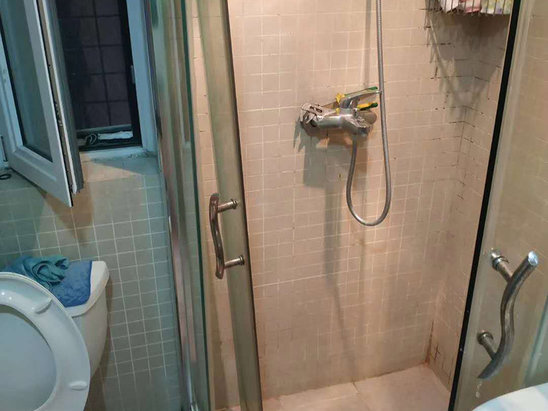 衛(wèi)生間改造裝修：衛(wèi)生間改造時首先要對墻面進行處理，先將原有舊墻磚拆除，再利用水泥砂漿將墻面找平，目的是為了便于后期瓷磚鋪貼平整，不易脫落。最重要的是衛(wèi)生間防水，墻面防水建議使用剛性防水，既能起到防水作用，又能避免墻磚空鼓。而地面可以使用柔性防水，防水涂料要涂刷均勻，地面與墻面的接縫處需要涂刷30cm，施工完后需要做24小時閉水試驗。衛(wèi)生間的墻面磚以美觀為主，而地磚最好選擇防滑、易清潔的瓷磚，鋪貼時，地漏處要低于整個地面，便于積水排出。