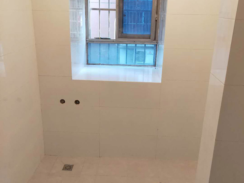 衛(wèi)生間裝修翻新：1、水電改造；這是很重要第一步基石，單靠自己的微薄力量是不行的，需要和師傅一起構(gòu)思出一份詳細的水電走向圖，師傅會參考您的意見，滿足使用的需求，對以后的維修和保養(yǎng)都有好處。2、防水措施；不要小看這一個步驟哦，作為大量用水的場所，一個良好的防水措施是非常有必要的，從地面開始，然后上升到到墻面，涂刷時要仔細，確保厚度均勻且達標(biāo)，和管道的交界處也別忘記涂抹。3、瓷磚鋪貼；貼磚能起到很多作用，最顯眼的就是讓空間更加美觀、精致，其次，它還能對墻面和地面起到很好的防水效果。