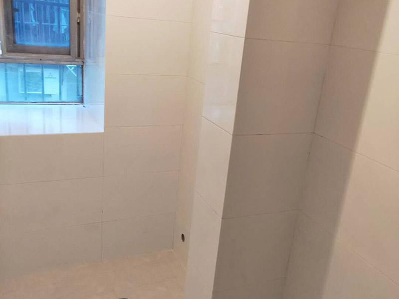 衛(wèi)生間裝修翻新：1、水電改造；這是很重要第一步基石，單靠自己的微薄力量是不行的，需要和師傅一起構(gòu)思出一份詳細的水電走向圖，師傅會參考您的意見，滿足使用的需求，對以后的維修和保養(yǎng)都有好處。2、防水措施；不要小看這一個步驟哦，作為大量用水的場所，一個良好的防水措施是非常有必要的，從地面開始，然后上升到到墻面，涂刷時要仔細，確保厚度均勻且達標(biāo)，和管道的交界處也別忘記涂抹。3、瓷磚鋪貼；貼磚能起到很多作用，最顯眼的就是讓空間更加美觀、精致，其次，它還能對墻面和地面起到很好的防水效果。