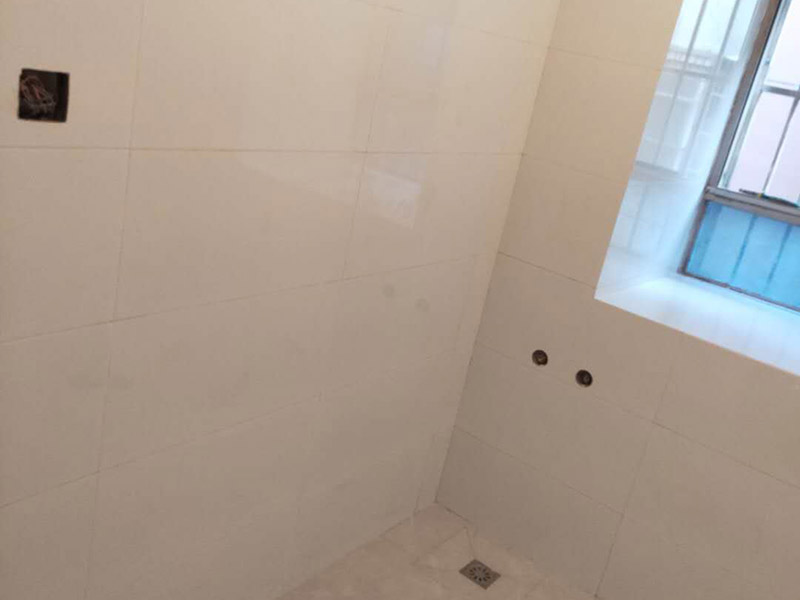 衛(wèi)生間裝修翻新：1、水電改造；這是很重要第一步基石，單靠自己的微薄力量是不行的，需要和師傅一起構(gòu)思出一份詳細的水電走向圖，師傅會參考您的意見，滿足使用的需求，對以后的維修和保養(yǎng)都有好處。2、防水措施；不要小看這一個步驟哦，作為大量用水的場所，一個良好的防水措施是非常有必要的，從地面開始，然后上升到到墻面，涂刷時要仔細，確保厚度均勻且達標(biāo)，和管道的交界處也別忘記涂抹。3、瓷磚鋪貼；貼磚能起到很多作用，最顯眼的就是讓空間更加美觀、精致，其次，它還能對墻面和地面起到很好的防水效果。