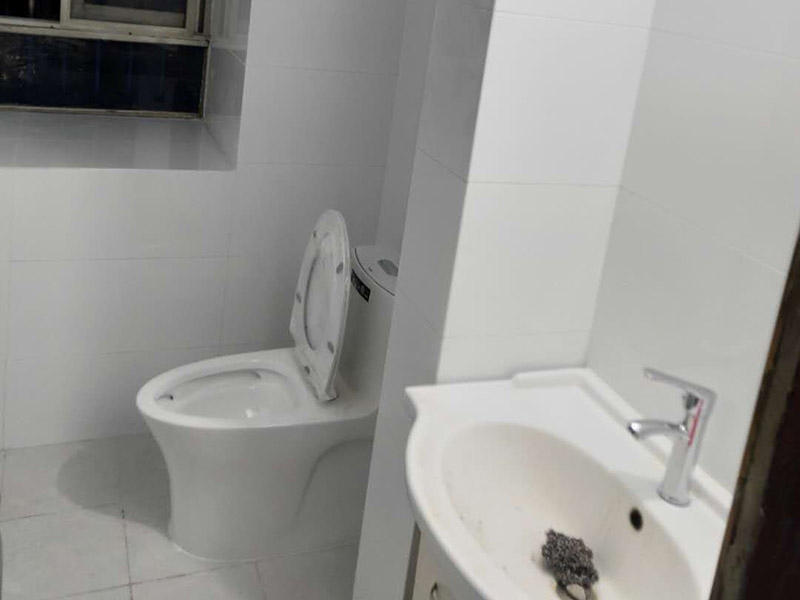 衛(wèi)生間裝修翻新：1、水電改造；這是很重要第一步基石，單靠自己的微薄力量是不行的，需要和師傅一起構(gòu)思出一份詳細的水電走向圖，師傅會參考您的意見，滿足使用的需求，對以后的維修和保養(yǎng)都有好處。2、防水措施；不要小看這一個步驟哦，作為大量用水的場所，一個良好的防水措施是非常有必要的，從地面開始，然后上升到到墻面，涂刷時要仔細，確保厚度均勻且達標(biāo)，和管道的交界處也別忘記涂抹。3、瓷磚鋪貼；貼磚能起到很多作用，最顯眼的就是讓空間更加美觀、精致，其次，它還能對墻面和地面起到很好的防水效果。