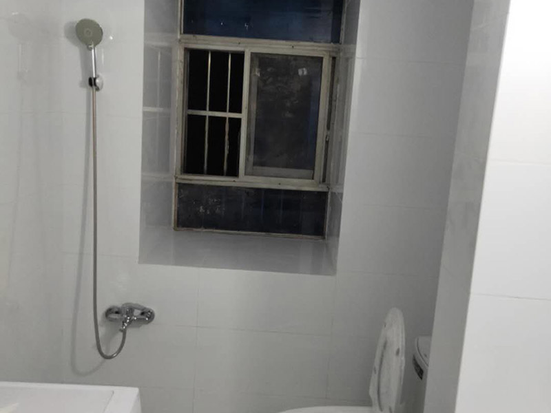 衛(wèi)生間裝修翻新：1、水電改造；這是很重要第一步基石，單靠自己的微薄力量是不行的，需要和師傅一起構(gòu)思出一份詳細的水電走向圖，師傅會參考您的意見，滿足使用的需求，對以后的維修和保養(yǎng)都有好處。2、防水措施；不要小看這一個步驟哦，作為大量用水的場所，一個良好的防水措施是非常有必要的，從地面開始，然后上升到到墻面，涂刷時要仔細，確保厚度均勻且達標(biāo)，和管道的交界處也別忘記涂抹。3、瓷磚鋪貼；貼磚能起到很多作用，最顯眼的就是讓空間更加美觀、精致，其次，它還能對墻面和地面起到很好的防水效果。