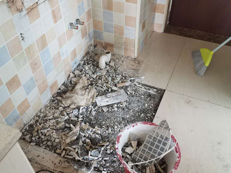 地磚拆除查漏水：1、 先找到主要的漏水點(diǎn)。首先把地板擦干，觀察出水的位置。 2、接著將出水點(diǎn)周圍的地板磚切掉，如果發(fā)現(xiàn)出水點(diǎn)，就可以將自來(lái)水總開關(guān)關(guān)閉，打開低位置的水龍頭，放干水管里的水。在漏水的那一段水管的前面撥開水管，給水管吹入濃煙，看哪里出煙，將之標(biāo)記好位置。3、 如果沒(méi)有發(fā)現(xiàn)出水點(diǎn)，那只能把水管走向的地板磚全部拆除，發(fā)現(xiàn)出水點(diǎn)后繼續(xù)第二步驟。在修好水管之后重新貼相應(yīng)地磚?；蛘咧匦虏贾盟?，然后把漏水的管子廢掉不用。 4、建議最好找專業(yè)人員操作，以免造成不必要的損失。