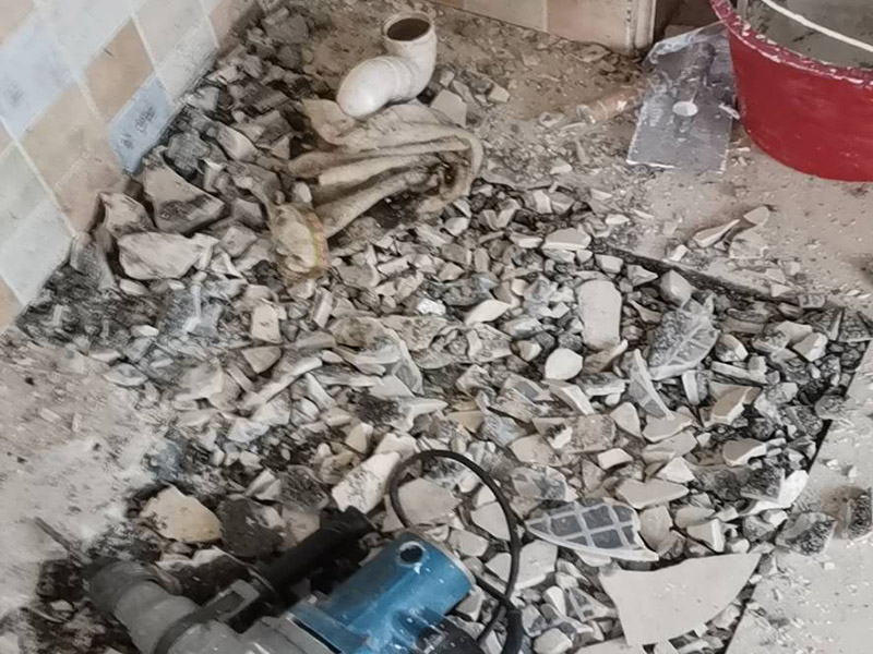 地磚拆除查漏水：1、 先找到主要的漏水點(diǎn)。首先把地板擦干，觀察出水的位置。 2、接著將出水點(diǎn)周圍的地板磚切掉，如果發(fā)現(xiàn)出水點(diǎn)，就可以將自來(lái)水總開關(guān)關(guān)閉，打開低位置的水龍頭，放干水管里的水。在漏水的那一段水管的前面撥開水管，給水管吹入濃煙，看哪里出煙，將之標(biāo)記好位置。3、 如果沒(méi)有發(fā)現(xiàn)出水點(diǎn)，那只能把水管走向的地板磚全部拆除，發(fā)現(xiàn)出水點(diǎn)后繼續(xù)第二步驟。在修好水管之后重新貼相應(yīng)地磚?；蛘咧匦虏贾盟?，然后把漏水的管子廢掉不用。 4、建議最好找專業(yè)人員操作，以免造成不必要的損失。