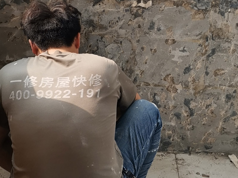 陽臺墻面基層鏟除：第一步：大檢查；鑒別方法是墻面灑水后，用鏟刀刮墻，很難鏟掉的應(yīng)該是水泥墻面;很容易鏟掉的就是大白粉加膠水的&ldquo;大白膩子&rdquo;，由于其易受潮粉化并含有甲醛的工程膠水，需要鏟除。 第二步：封固層處理；首先，清除空鼓，用水浸濕墻面白粉層，鏟掉墻皮。第二，墻面輥刷界面劑清理浮灰，提高附著力。最后，用找平修補砂漿修補空鼓、線槽、孔洞，嵌縫石膏進行溝縫處理。 第三步：厚找平層處理；平整度好的毛坯墻(毛坯房交房規(guī)范平整度在&plusmn;3毫米)就不需要用找平修補砂漿進行厚找平了，直接用耐水膩子或功能型生態(tài)膩子進行精找平就可以。 第四步：精找平層處理；厚找平層處理完后，就可以批刮
