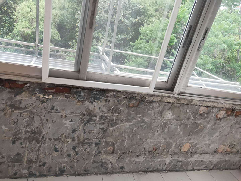 陽臺墻面基層鏟除：第一步：大檢查；鑒別方法是墻面灑水后，用鏟刀刮墻，很難鏟掉的應(yīng)該是水泥墻面;很容易鏟掉的就是大白粉加膠水的&ldquo;大白膩子&rdquo;，由于其易受潮粉化并含有甲醛的工程膠水，需要鏟除。 第二步：封固層處理；首先，清除空鼓，用水浸濕墻面白粉層，鏟掉墻皮。第二，墻面輥刷界面劑清理浮灰，提高附著力。最后，用找平修補砂漿修補空鼓、線槽、孔洞，嵌縫石膏進行溝縫處理。 第三步：厚找平層處理；平整度好的毛坯墻(毛坯房交房規(guī)范平整度在&plusmn;3毫米)就不需要用找平修補砂漿進行厚找平了，直接用耐水膩子或功能型生態(tài)膩子進行精找平就可以。 第四步：精找平層處理；厚找平層處理完后，就可以批刮