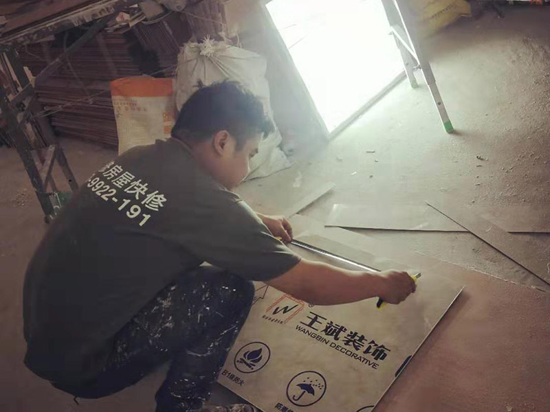 全屋裝修翻新：1、墻面翻新 老房裝修翻新不能隨便的去拆墻體，很多人覺得只有承重墻才不能隨便拆改，其實(shí)非承重墻也不可以隨便拆改，雖然是次要的承重，但是它也能起到支撐作用，所以要視情況而定，能不拆的盡量不要去拆。 2、地面翻新 很多業(yè)主覺得地板翻新，找個(gè)師傅把破壞的地板進(jìn)行打磨就可以，然后進(jìn)行打蠟保養(yǎng)就可以了。其實(shí)并不是這樣的，有些地板不能翻新，比如：強(qiáng)化復(fù)合地板，是不可以翻新，有破壞的地板，需要更換新的。 3、水電改造 水電改造是比較復(fù)雜的工程，很多業(yè)主覺得實(shí)用那么長時(shí)間都沒有出問題，然后就覺得不需要改，這是錯(cuò)誤的想法，水電關(guān)系到我們的生命安全。在翻新前要先檢查，然后根據(jù)情況進(jìn)行改造，老房布局很多都是不合理的。使用時(shí)間久了容易老化，水電一定要進(jìn)行整改，因?yàn)樗请[蔽工程，避免日后帶來不必要的麻煩。 4、門窗改造 很多人為了節(jié)省一些費(fèi)用，然后就沒有更換門窗，后來你會(huì)發(fā)現(xiàn)并沒有省下錢。門窗隱患是沒有那么容易看出的，因此要找專業(yè)的師傅檢查，然后確定需不需要更換。