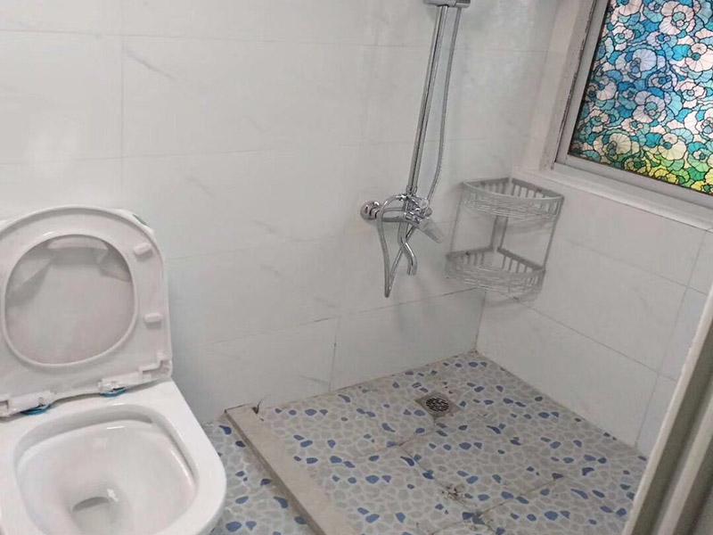 衛(wèi)生間防水裝修：在準備開始給衛(wèi)生間做防水之前，我們要先做好衛(wèi)生間的基層處理。其中具體的操作包括將衛(wèi)生間的衛(wèi)生給清潔干凈，把里面的建筑垃圾給運送出來，然后將衛(wèi)生間內的灰塵什么的，也盡量打掃干凈一點！把衛(wèi)生間清理干凈后，我們還要去檢查一下衛(wèi)生間所有的進出水管道是否都做了密封，并且要保證密封的效果很好。做好基層處理后，我們就可以開始給衛(wèi)生間刷防水層了。