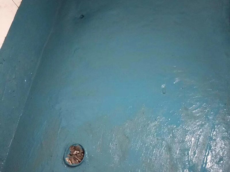 衛(wèi)生間防水裝修：在準備開始給衛(wèi)生間做防水之前，我們要先做好衛(wèi)生間的基層處理。其中具體的操作包括將衛(wèi)生間的衛(wèi)生給清潔干凈，把里面的建筑垃圾給運送出來，然后將衛(wèi)生間內的灰塵什么的，也盡量打掃干凈一點！把衛(wèi)生間清理干凈后，我們還要去檢查一下衛(wèi)生間所有的進出水管道是否都做了密封，并且要保證密封的效果很好。做好基層處理后，我們就可以開始給衛(wèi)生間刷防水層了。