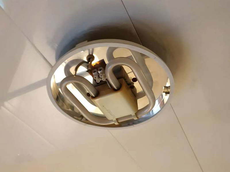 浴室燈維修：用吸盤把扣板吸下來，切忌用利器。照明旁邊的扣板可以輕松的被取了下來。然后取下照明燈的面板，無論是環(huán)形還是蝶形燈管，都可以用正常去燈管的方法去掉。把新入手的燈管按照卡子的方向一一卡上去，上電源插座。將燈罩按照之前的順序裝上。將剩下的面板按照拆下的順序再裝上，就完成了。